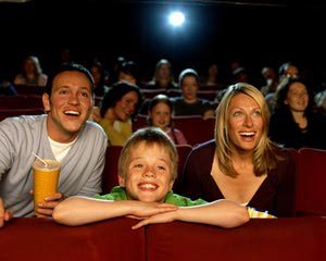 cinema-kid-mother-father-300x240 کودکانتان را با تجربه های لذت بخش آشنا کنید